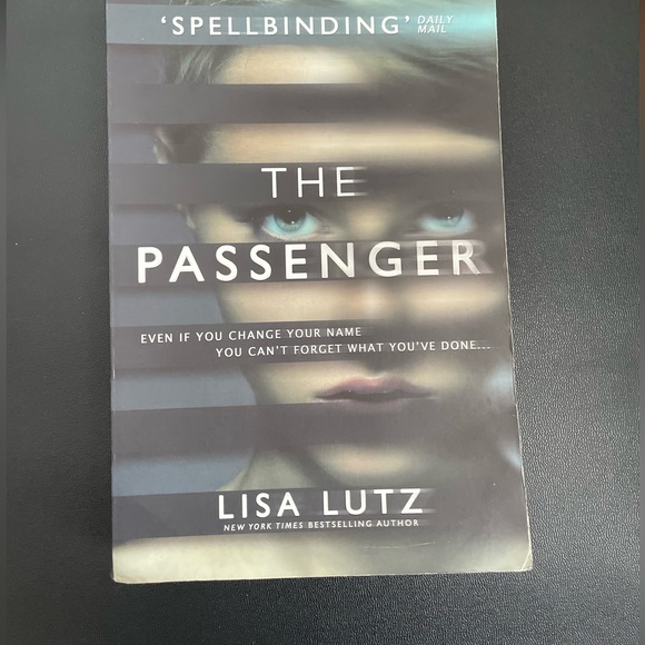 The Passenger by Lisa Lutz. Excellent condition - Picture 1 of 2